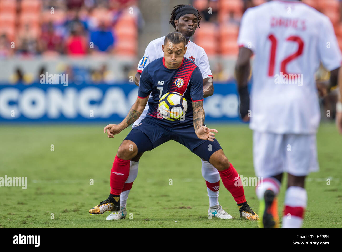 Houston, Texas, USA. 11. Juli 2017. Costa Rica vorwärts David Ramírez (7) steuert den Ball vor Kanada Verteidiger Samuel Adekugbe (4) während der 1. Hälfte eine internationale CONCACAF Gold Cup Fußball zwischen Kanada und Costa Rica BBVA Compass-Stadion in Houston, TX am 11. Juli 2017 übereinstimmen. Das Spiel endete mit einem 1: 1-Unentschieden. Bildnachweis: Trask Smith/ZUMA Draht/Alamy Live-Nachrichten Stockfoto