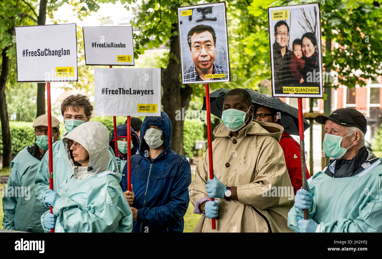 Menschenrechtsaktivisten festhalten 12.07.2017 Demonstranten uns als Ärzte, die Pflege verkleiden gegeben zu Menschenrechte und Menschenrechtsverteidiger in China symbolisieren den Protest vor der chinesischen Botschaft in Brüssel, Belgien. Aktivisten konzentrieren sich auf den Fall der chinesische Friedensnobelpreisträger Liu Xiaobo, ein Gefangener des Gewissens, der in der Palliativmedizin für Leberkrebs ist. Liu Xiaobo hat keine Möglichkeit, ins Ausland zu reisen, um die Spezialisten seiner Wahl zu beachten. Demonstranten fordern auch frei Su Changlan, ein Verteidiger der Menschenrechte inhaftiert und deren Gesundheitszustand sehr beunruhigend ist. von Wiktor Dabkowski | USAG Stockfoto