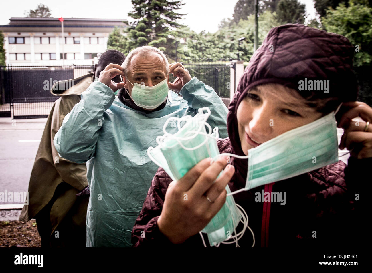 Menschenrechtsaktivisten festhalten 12.07.2017 Demonstranten uns als Ärzte, die Pflege verkleiden gegeben zu Menschenrechte und Menschenrechtsverteidiger in China symbolisieren den Protest vor der chinesischen Botschaft in Brüssel, Belgien. Aktivisten konzentrieren sich auf den Fall der chinesische Friedensnobelpreisträger Liu Xiaobo, ein Gefangener des Gewissens, der in der Palliativmedizin für Leberkrebs ist. Liu Xiaobo hat keine Möglichkeit, ins Ausland zu reisen, um die Spezialisten seiner Wahl zu beachten. Demonstranten fordern auch frei Su Changlan, ein Verteidiger der Menschenrechte inhaftiert und deren Gesundheitszustand sehr beunruhigend ist. von Wiktor Dabkowski | USAG Stockfoto