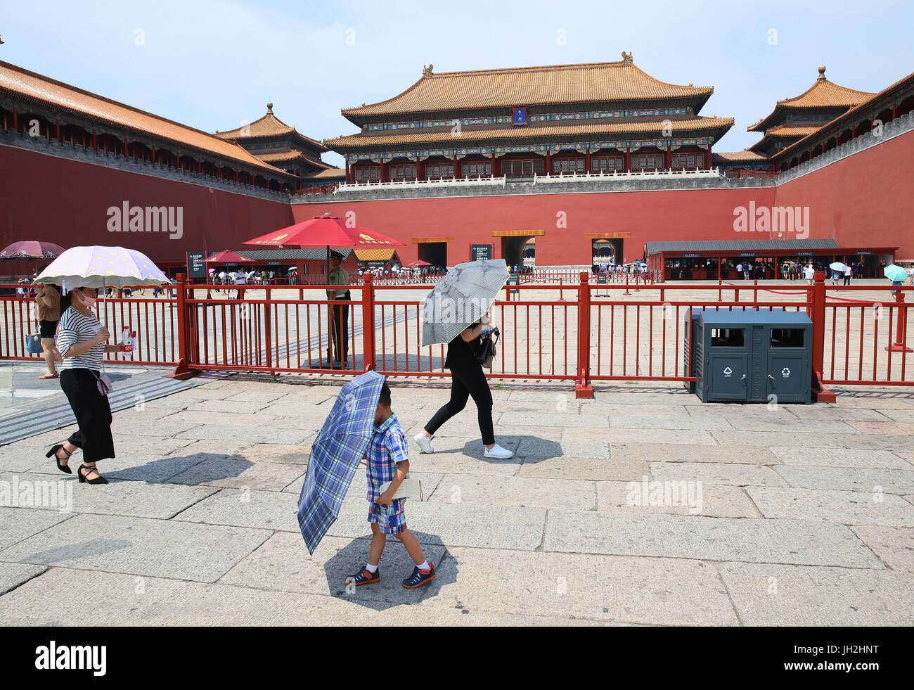 Peking, China. 12. Juli 2017. Touristen besuchen das Palastmuseum in Peking, Hauptstadt von China, 12. Juli 2017. Eine Hitzewelle erweitert in vielen Teilen von China am Mittwoch. Bildnachweis: Cai Yang/Xinhua/Alamy Live-Nachrichten Stockfoto