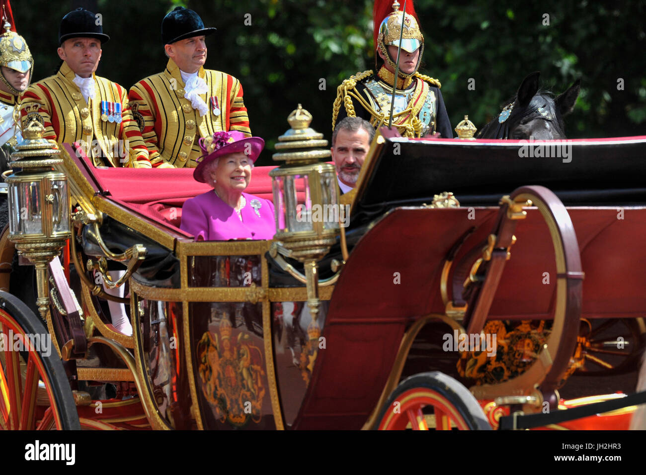 London, UK.  12. Juli 2017.  Die Königin und König Felipe VI von Spanien reisen über The Mall in einem zeremoniellen Wagen während der Staatsbesuch durch den König und die Königin von Spanien nach England. Bildnachweis: Stephen Chung / Alamy Live News Stockfoto