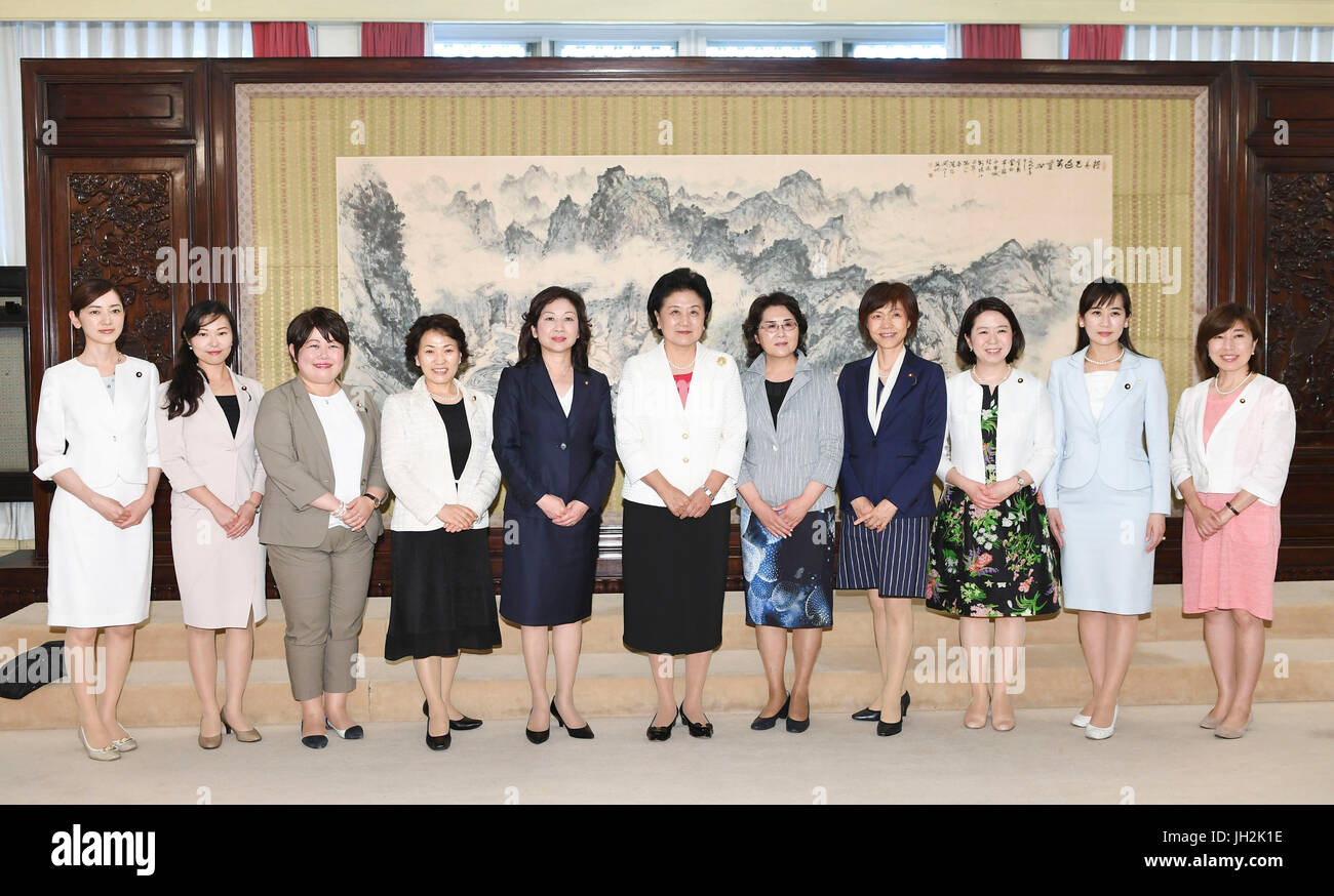 Peking, China. 12. Juli 2017. Chinese Vice Premier Liu Yandong (C) trifft sich mit einer Delegation von weiblichen Abgeordneten aus Japan, unter der Leitung von senior Liberal-Demokratischen Partei Gesetzgeber Seiko Noda, in Peking, Hauptstadt von China, 12. Juli 2017. Bildnachweis: Gao Jie/Xinhua/Alamy Live-Nachrichten Stockfoto