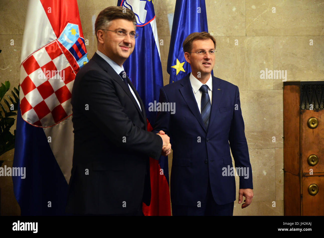 (170712)--LJUBLJANA, 12. Juli 2017 (Xinhua)--Slovenian Prime Minister Miro Cerar (R) schüttelt die Hand mit dem kroatischen Premierminister Andrej Plenkovic in Ljubljana/Slowenien am 12. Juli 2017. (Xinhua/Matic Stojs) (Rh) Stockfoto