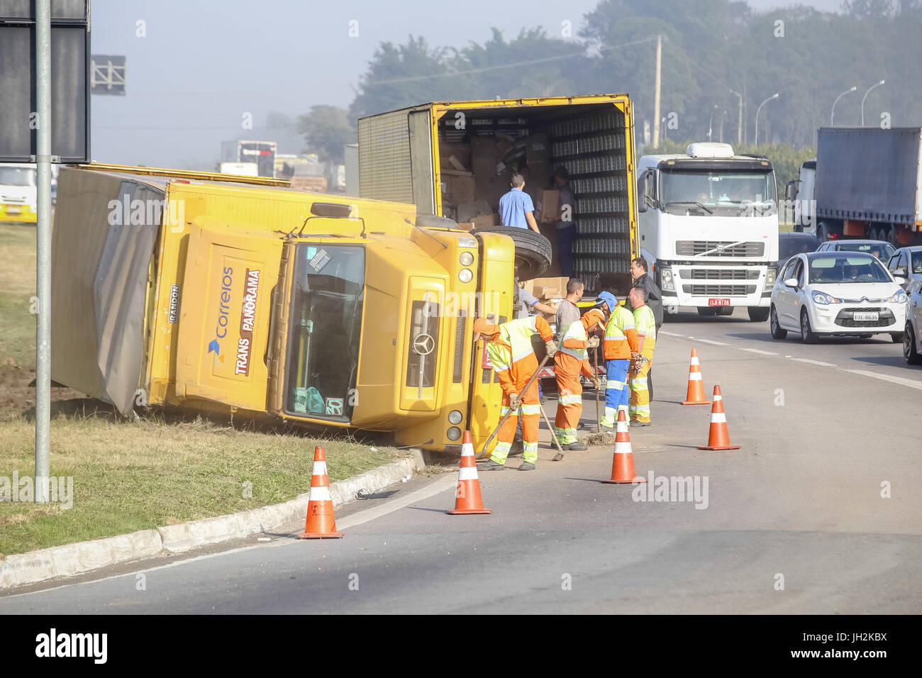 SÃO JOSÉ DOS CAMPOS, SP - 12.07.2017: CAMINHÃO DOS CORREIOS TOMBA NA DUTRA - Postamt-LKW stürzt in den Dutra verursacht Langsamkeit in Richtung Rio De Janeiro bei Km 138 in São José Dos Campos am Mittwoch (12). Der Unfall ereignete sich im Morgengrauen, aber am Morgen ist, den die Strecke teilweise noch verboten war, und mit einem Rekord von Langsamkeit. Verletzte nicht gemeldet. (Foto: Luis Lima Jr/Fotoarena) Stockfoto