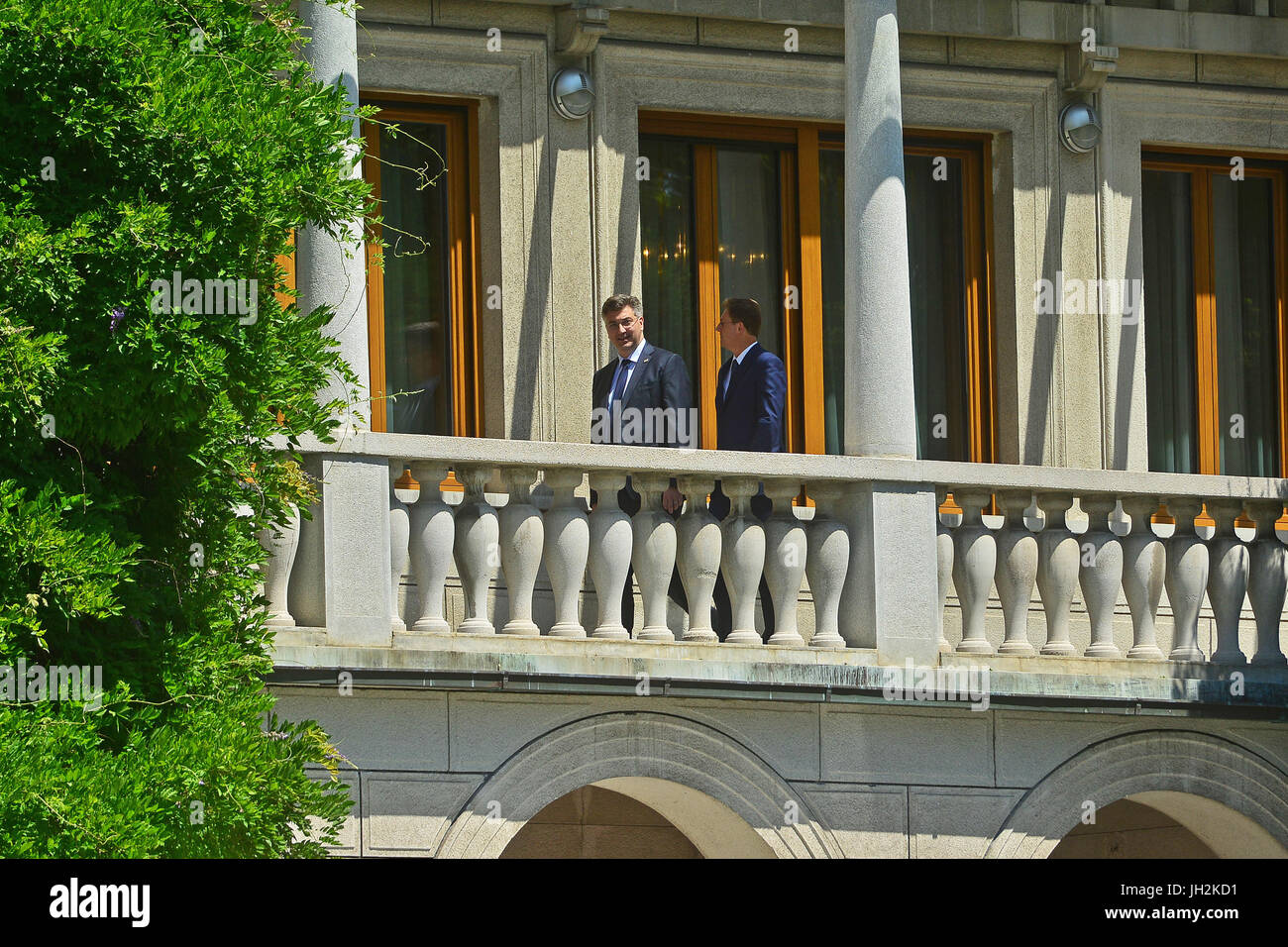 (170712)--LJUBLJANA, 12. Juli 2017 (Xinhua)--Slovenian Prime Minister Miro Cerar (R) spricht mit dem kroatischen Premierminister Andrej Plenkovic in Ljubljana, Slowenien, am 12. Juli 2017. (Xinhua/Matic Stojs) (Rh) Stockfoto