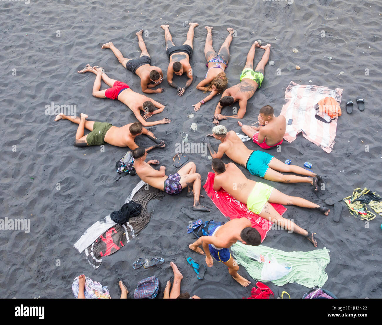 Las Palmas, Gran Canaria, Kanarische Inseln, Spanien. 12. Juli 2017. Wetter: Spanische Jugendliche genießen die langen Sommerferien auf die Stadt am Strand in Las Palmas Credit: ALAN DAWSON/Alamy Live News Stockfoto