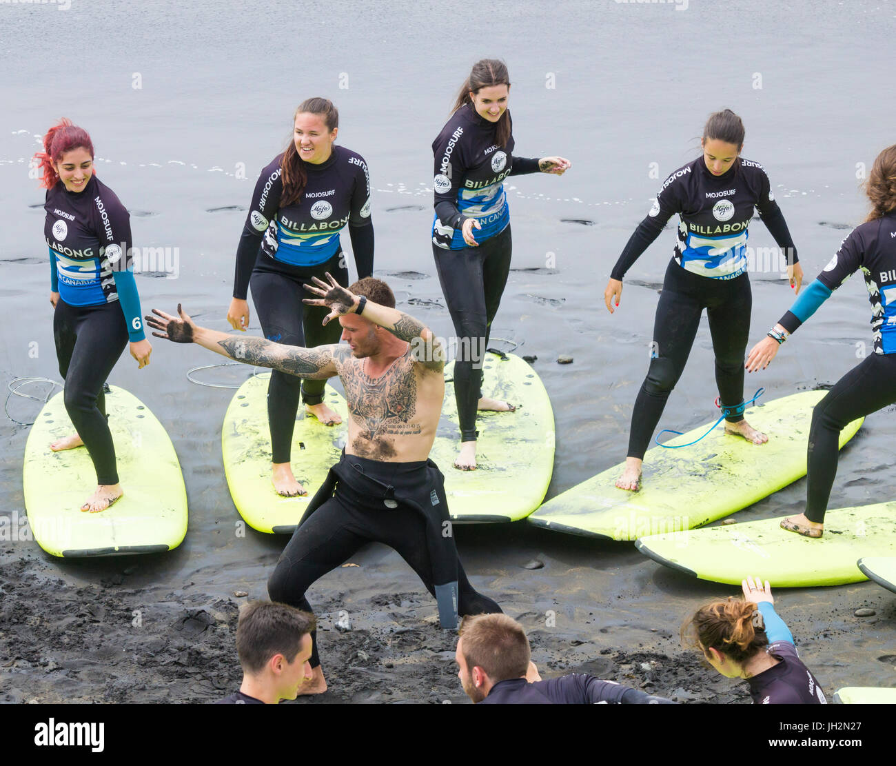 Las Palmas, Gran Canaria, Kanarische Inseln, Spanien. 12. Juli 2017. Wetter: Ein anstrengenden Nachmittag an einer der vielen Surfschulen am Stadtstrand in Las Palmas als einheimische Leiter zu den Stränden für die langen Sommerferien. Bildnachweis: ALAN DAWSON/Alamy Live-Nachrichten Stockfoto