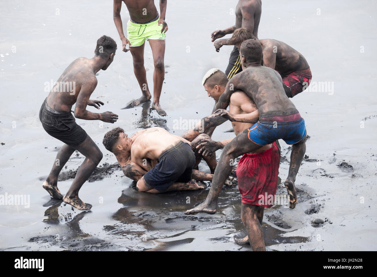 Spanische Jugendliche Spaß kämpfen am Strand Stockfoto