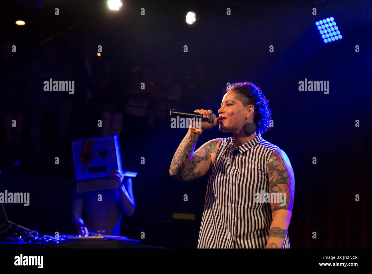 Seattle, Washington, USA. 11. Juli 2017. Rechtsanwalt und Erzieher Nikkita Oliver führt für das Publikum bei Kandidat Survivor 2017 "Seattle Odyssee im Weltraum". Bei der semi-reguläre politische Veranstaltung am Neumos in First Hill Seattles bürgermeisterlichen Hoffnungsträger Politikfragen beantworten und Schaufenster-Talente. Das Publikum entscheidet, wer bleibt und wer geht durch eine Reihe von Beseitigung Runden. Der 21 Kandidaten offiziell läuft für das Bürgermeisteramt in diesem Jahr, sieben beteiligte sich an der Forum/Talent-Show mit Bob Hasegawa, Jenny Durkan, Nikkita Oliver Credit: Paul Christian Gordon/Alamy Live News Stockfoto