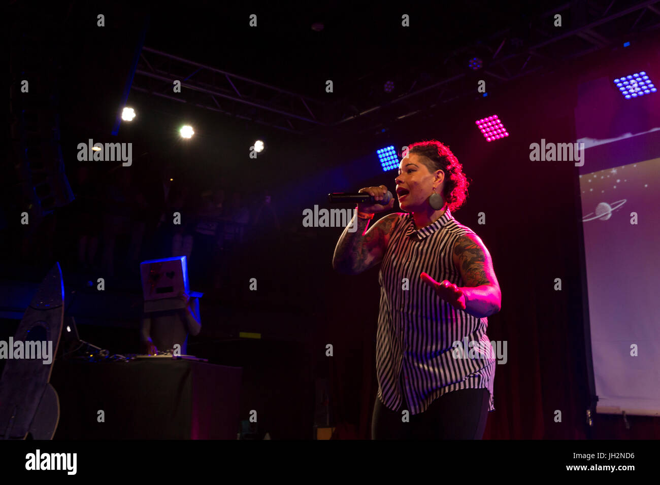 Seattle, Washington, USA. 11. Juli 2017. Rechtsanwalt und Erzieher Nikkita Oliver führt für das Publikum bei Kandidat Survivor 2017 "Seattle Odyssee im Weltraum". Bei der semi-reguläre politische Veranstaltung am Neumos in First Hill Seattles bürgermeisterlichen Hoffnungsträger Politikfragen beantworten und Schaufenster-Talente. Das Publikum entscheidet, wer bleibt und wer geht durch eine Reihe von Beseitigung Runden. Der 21 Kandidaten offiziell läuft für das Bürgermeisteramt in diesem Jahr, sieben beteiligte sich an der Forum/Talent-Show mit Bob Hasegawa, Jenny Durkan, Nikkita Oliver Credit: Paul Christian Gordon/Alamy Live News Stockfoto