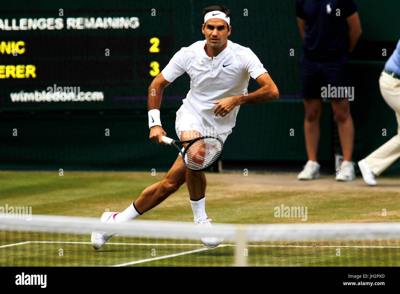 London, UK. 12. Juli 2017. Wimbledon Tennis: London, 12. Juli 2017 - Roger Federer in seinem Viertelfinale Sieg über Milos Raonic in Wimbledon am Mittwoch. Bildnachweis: Adam Stoltman/Alamy Live-Nachrichten Stockfoto