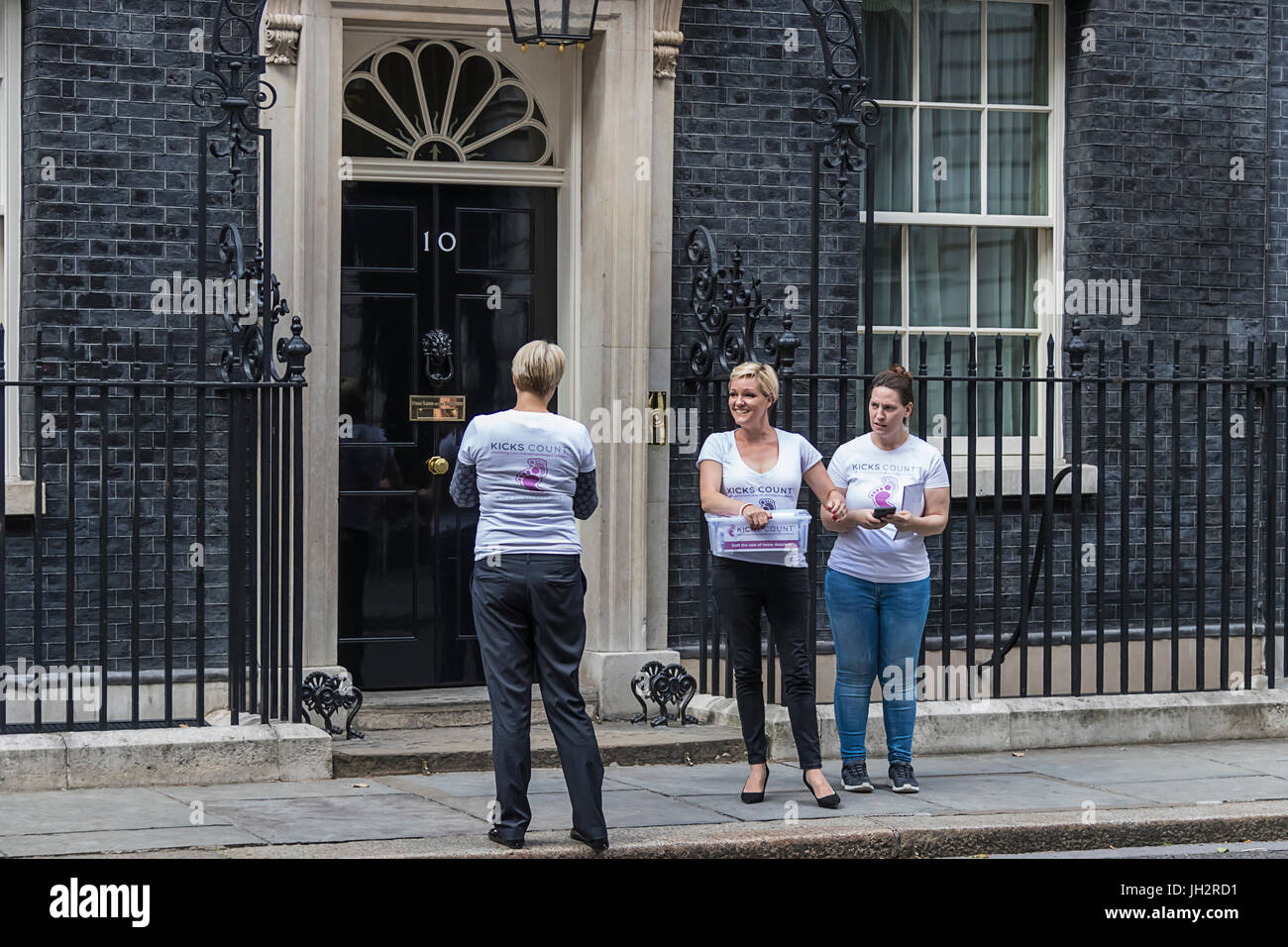 London, UK. 12. Juli 2017. Totgeburt Charity "Kicks Count" fordert Verbot auf Verkauf von Hause Doppler, liefern eine Petition an den Premierminister Theresa May in der Downing Street in London 12. Juli 2017. Kredit Andy Morton/Alamy Live-Nachrichten. Stockfoto