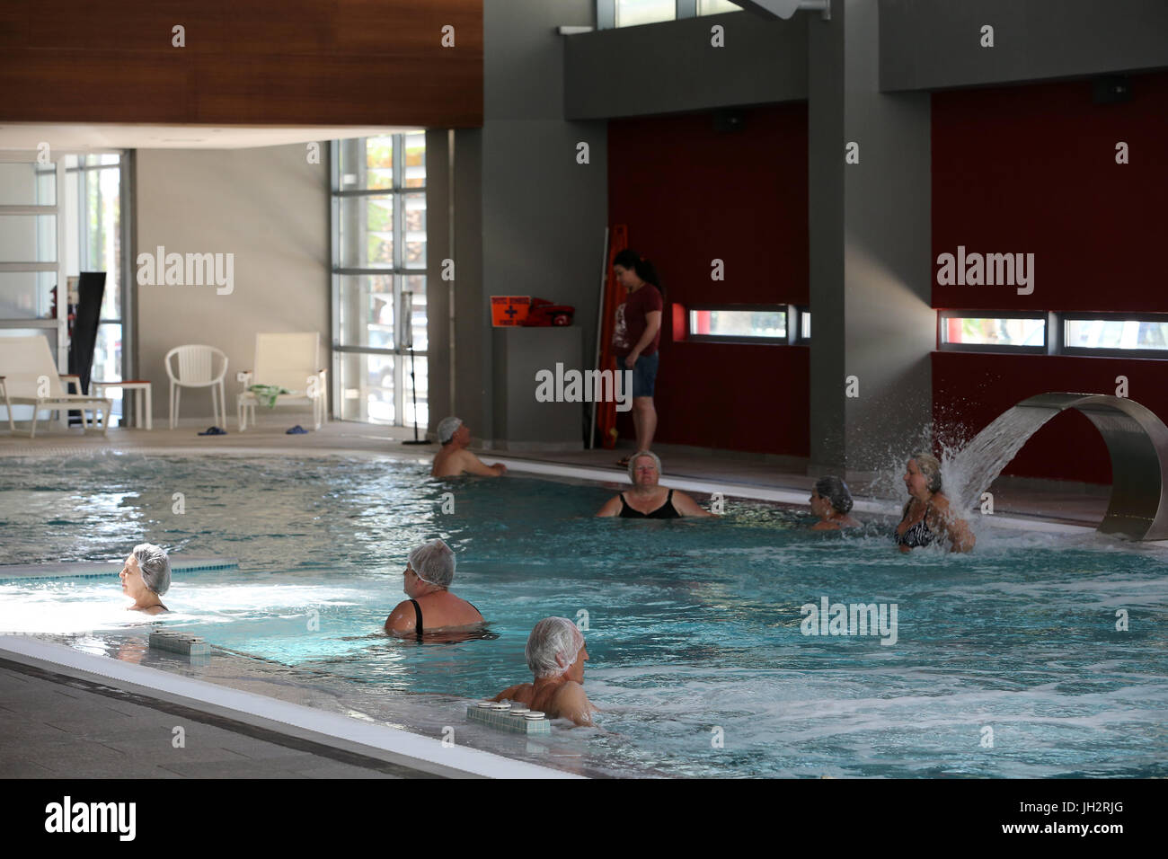 (170712)--LOUTRAKI (Griechenland), 12. Juli 2017 (Xinhua)--Foto am 19. Juni 2017 zeigt, dass Menschen in Loutraki Thermal Spa im Badeort von Loutraki, 80 km südwestlich von Athen, Hauptstadt von Griechenland zu Baden. Ein Hauch von Athen entfernt, hat das Seebad von Loutraki am Golf von Korinth seit mehreren Jahrzehnten ein beliebtes Urlaubsziel für diejenigen, die einen Tauchgang in die therapeutische Gewässer der natürlichen Thermalquellen am Fuße der Bergkette von Loutraki, Geschichte und das Meer. Inmitten der akuten Schuldenkrise, die Griechenland seit 2009 getroffen hat Kommunen in dieser Stadt von 2 Stockfoto