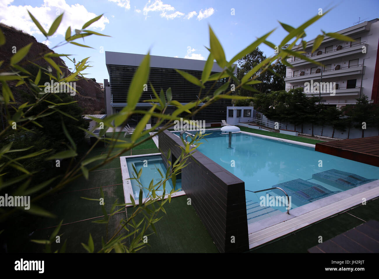 (170712)--LOUTRAKI (Griechenland), 12. Juli 2017 (Xinhua)--Foto am 19. Juni 2017 zeigt die modernen Bequemlichkeiten von Loutraki Thermal Spa im Badeort von Loutraki, 80 km südwestlich von Athen, die Hauptstadt von Griechenland. Ein Hauch von Athen entfernt, hat das Seebad von Loutraki am Golf von Korinth seit mehreren Jahrzehnten ein beliebtes Urlaubsziel für diejenigen, die einen Tauchgang in die therapeutische Gewässer der natürlichen Thermalquellen am Fuße der Bergkette von Loutraki, Geschichte und das Meer. Inmitten der akuten Schuldenkrise, die Griechenland seit 2009 getroffen hat Kommunen in dieser Stadt Stockfoto