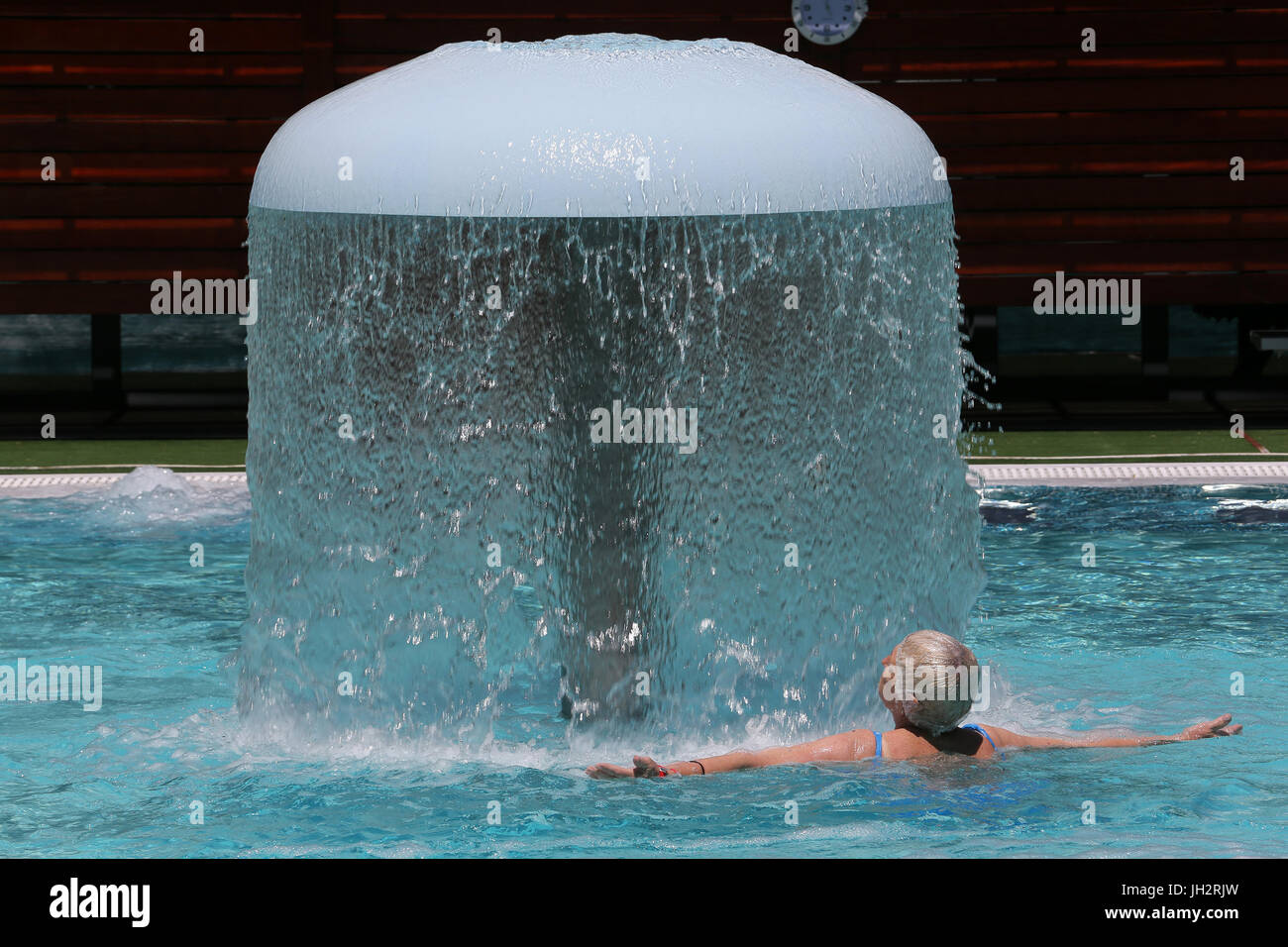 (170712)--LOUTRAKI (Griechenland), 12. Juli 2017 (Xinhua)--Foto am 19. Juni 2017 zeigt, dass eine Frau in Loutraki Therme im Badeort von Loutraki, 80 km südwestlich von Athen, Hauptstadt von Griechenland badet. Ein Hauch von Athen entfernt, hat das Seebad von Loutraki am Golf von Korinth seit mehreren Jahrzehnten ein beliebtes Urlaubsziel für diejenigen, die einen Tauchgang in die therapeutische Gewässer der natürlichen Thermalquellen am Fuße der Bergkette von Loutraki, Geschichte und das Meer. Inmitten der akuten Schuldenkrise, die Griechenland seit 2009 getroffen hat Kommunen in dieser Stadt Stockfoto