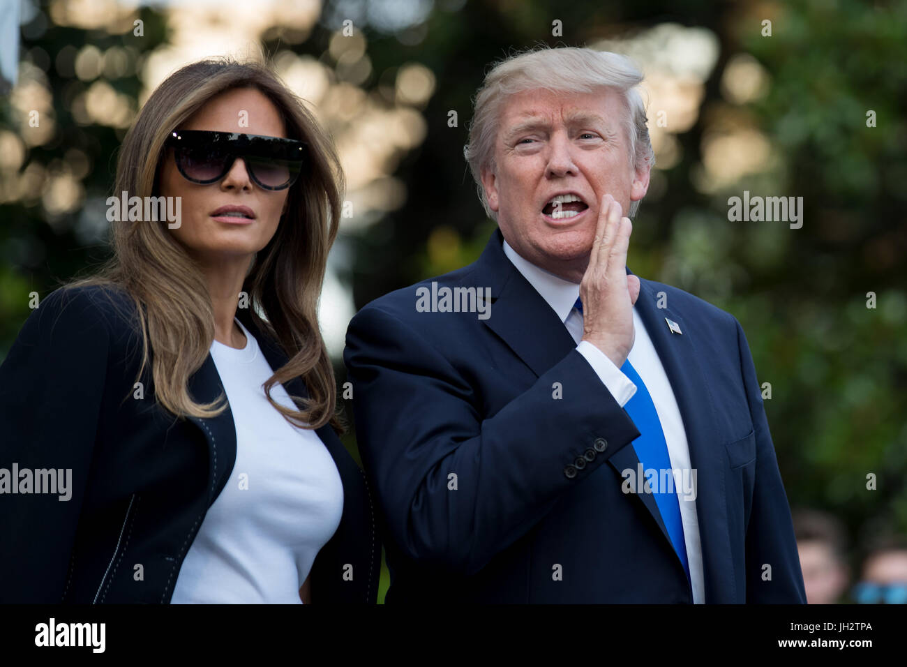 Washington, USA. 12. Juli 2017. U.S. President Donald Trump (R) und First Lady Melania Trump Fuß zum Board Marine One Abfahrt aus dem weißen Haus auf dem Weg nach Paris, in Washington, DC, USA, 12. Juli 2017. Trump flog nach Paris Bastille-Tag treffen mit Staatspräsident Emmanuel Macron. Bildnachweis: Ting Shen/Xinhua/Alamy Live-Nachrichten Stockfoto