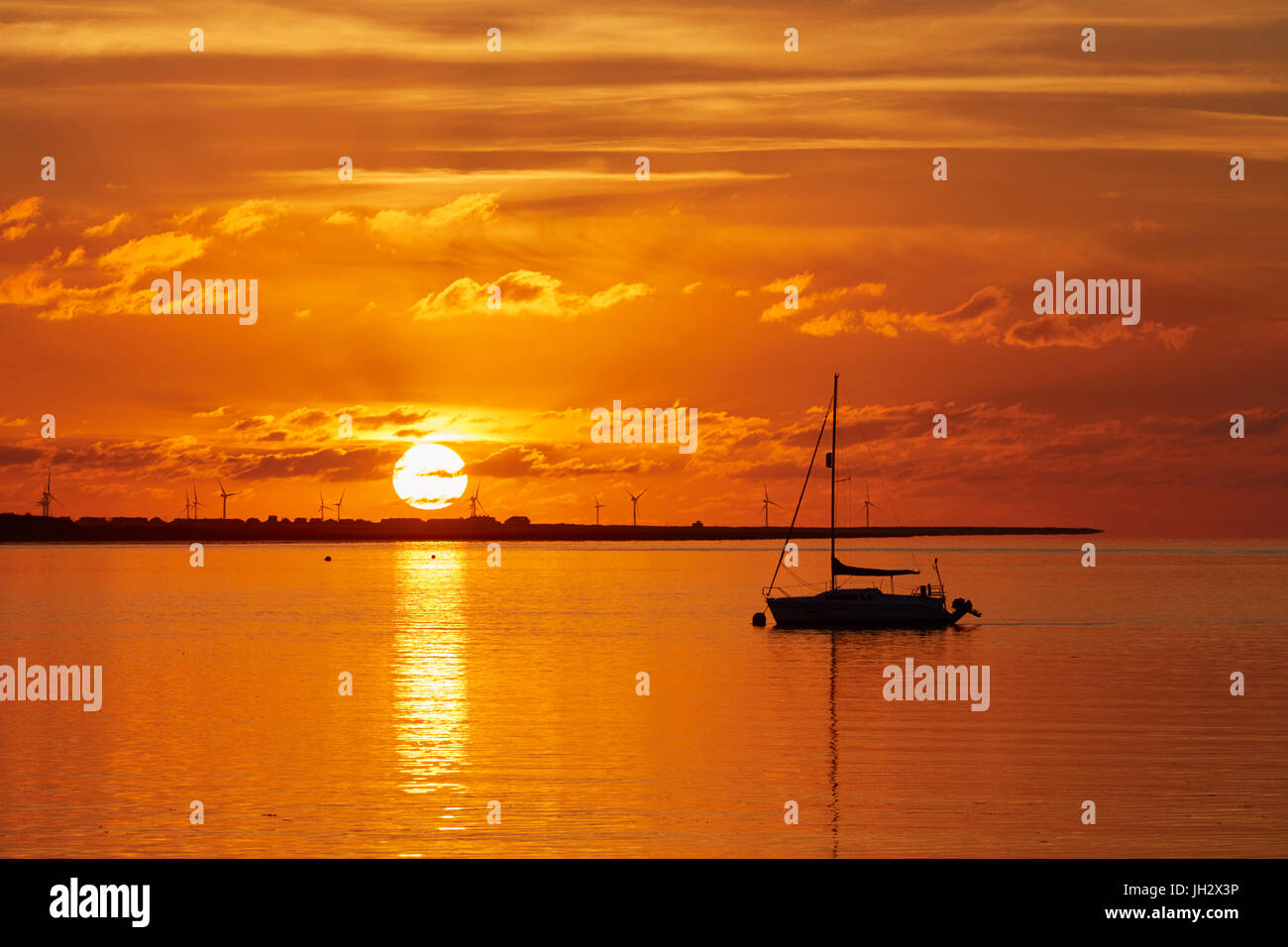 Swale Mündung, Kent, UK. 13. Juli 2017: UK Wetter. Ein wunderschöne feurige Rot-Orange-Sonnenaufgang in der Senke-Mündung Silhouetten eine Yacht. Das Wochenende bringt Temperaturen in der Mitte 20er Jahre oder höher über den Süden des Landes. Bildnachweis: Alan Payton/Alamy Live-Nachrichten Stockfoto