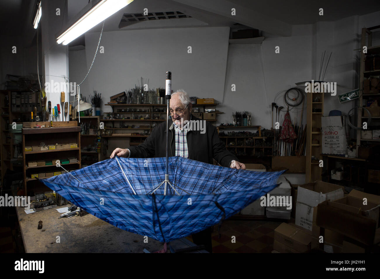 (170713) - BUENOS AIRES, 13. Juli 2017 (Xinhua)--Elias Fernandez Reparaturen einen Regenschirm in seiner Werkstatt in Buenos Aires, der Hauptstadt von Argentinien am 12. Juli 2017. Elias Fernandez, 86, eine spanische Migranten, die in Argentinien im Jahr 1950 kamen hat das Handwerk der Herstellung und Reparatur von Schirmen für 72 Jahre lebendig gehalten. Elias Atelier befindet sich im Keller des Ladens, die heute verwaltet von seinem Sohn Victor. (Xinhua/Martin Zabala) (Fnc) (ce) (Zw) Stockfoto