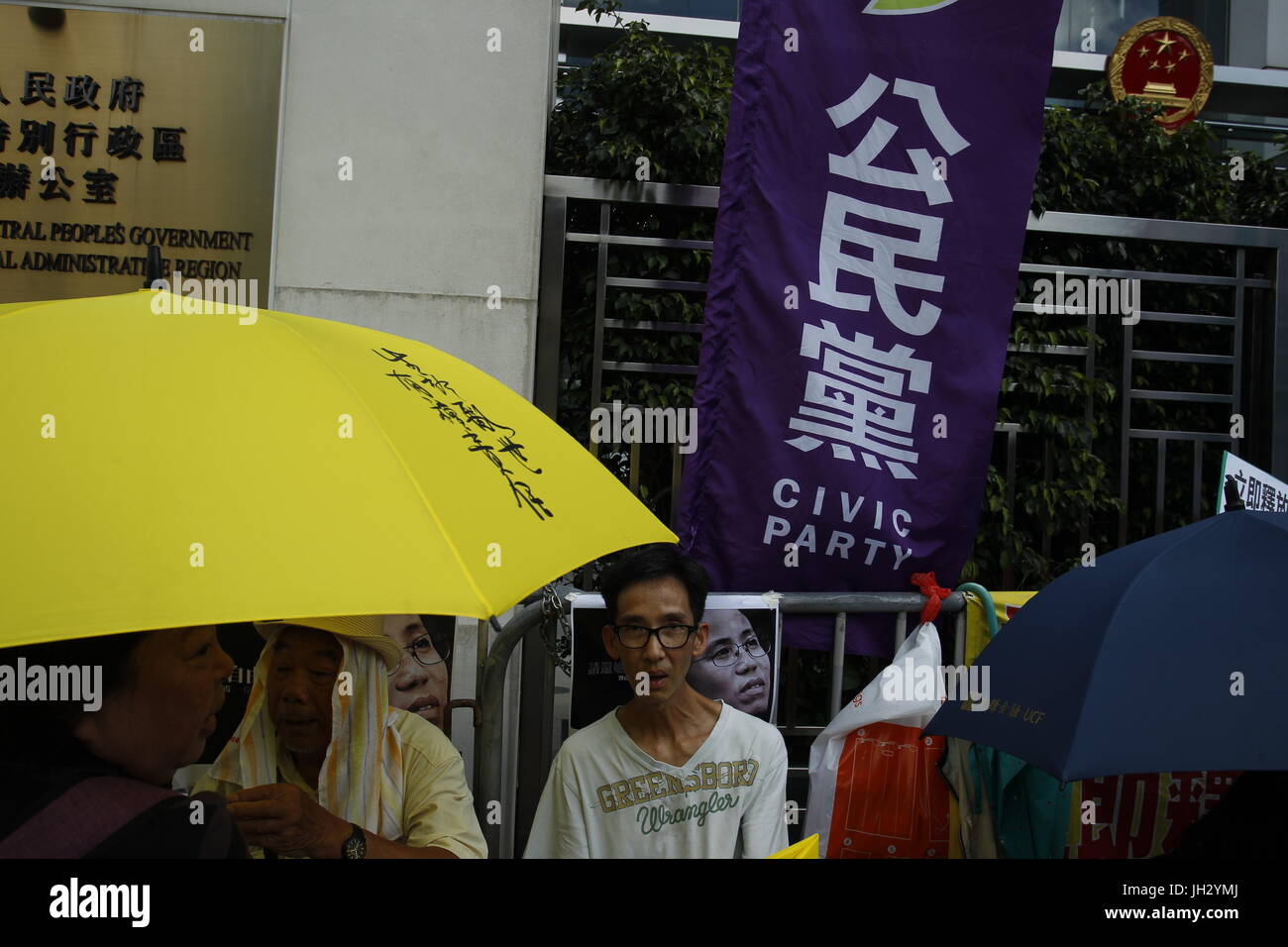 Hong Kong, CHINA. 13. Juli 2017. Hong Kong pro-demokratische Demonstranten Inszenierung einer vierten Tag Sit-in außerhalb Verbindungsstelle von der Zentralregierung der Völker in der Sonderverwaltungsregion Hongkong für chinesischen Dissidenten und Nobel Peace Prize Laureate LIU XIAO BO anspruchsvolle denn Lius sofort loslassen, wie seine Gesundheit schnell durch einen Krebs im Endstadium ausfällt. 13. Juli, 2017.Hong Kong.ZUMA/Liau Chung Ren Credit: Liau Chung Ren/ZUMA Draht/Alamy Live-Nachrichten Stockfoto