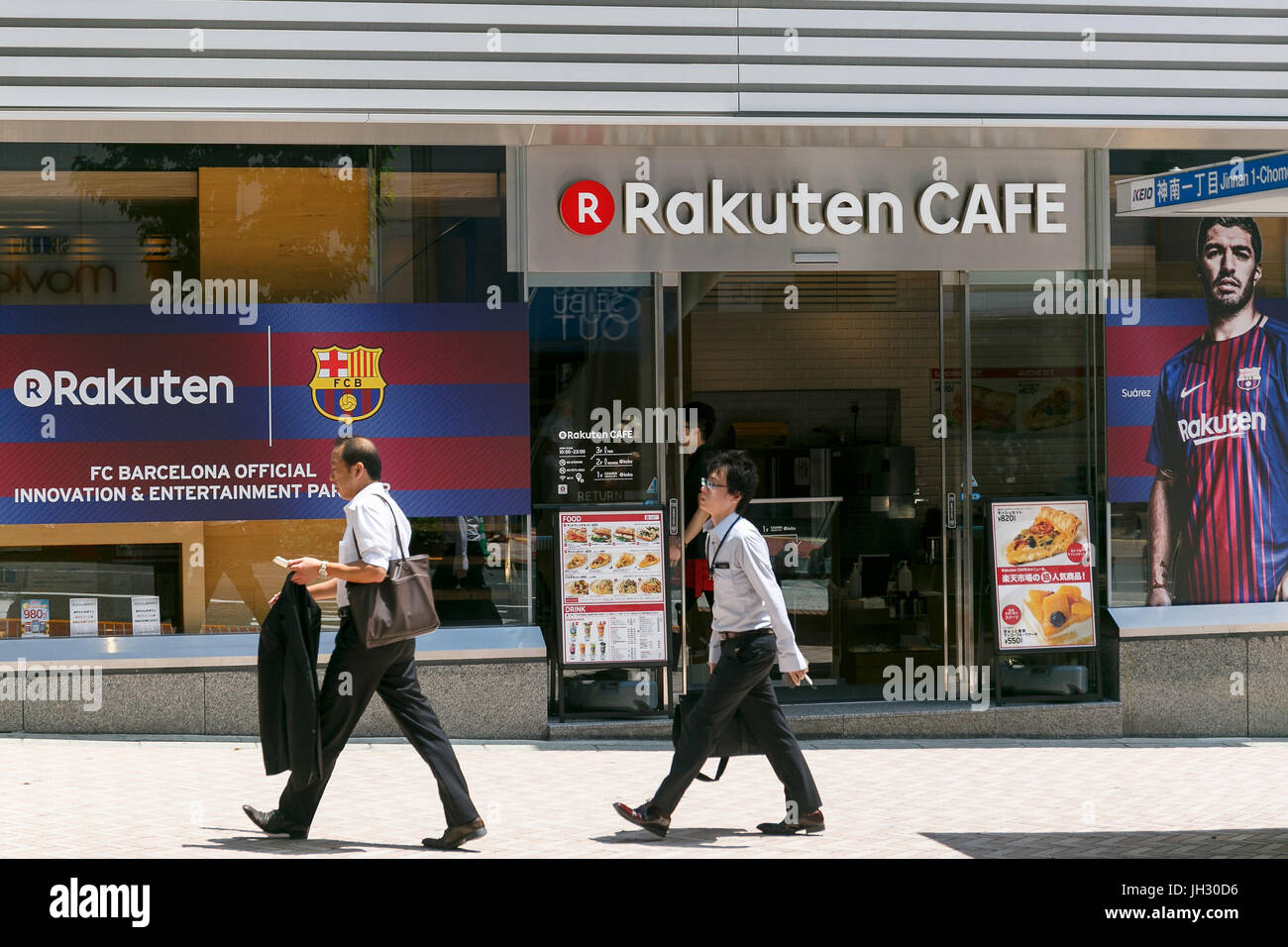 Bilder und Logos der spanischen Fußball-club FC Barcelona auf dem Display außerhalb der Rakuten Cafe in Shibuya auf 13. Juli 2017, Tokio, Japan. Der japanische e-Commerce Unternehmen Rakuten Inc. wurde FC Barcelona Main Global Partner aus der Saison 2017-18 als Teil eines vier-Jahres-Sponsoring-Deal, das im Jahr 2016 unterzeichnet wurde. Barcelonas Spieltag Trikots für die neue Saison werden auch in Tokio vorgestellt werden und beinhalten die Rakuten Logo zum ersten Mal. (Foto von Rodrigo Reyes Marin/AFLO) Stockfoto