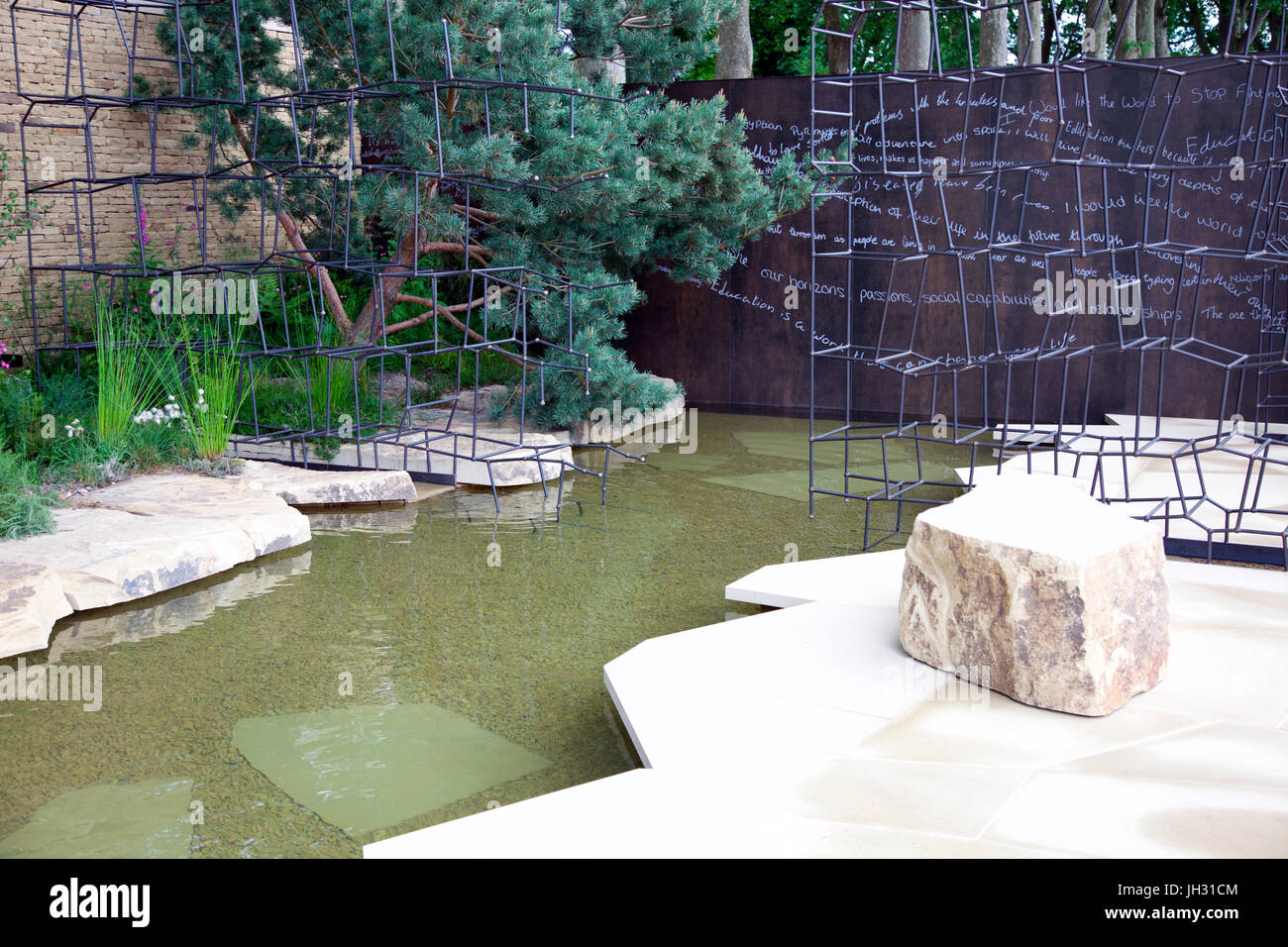 Spatenstich, Goldmedaille ausgezeichneten Schaugarten von Wellington College, designed by Andrew Wilson und Gavin McWilliam RHS Chelsea Flower Show 2017 Stockfoto