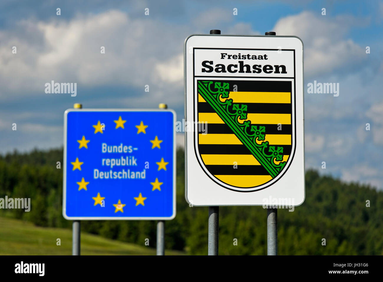 Melden Sie mit dem Wappen des Zeichens Freistaat Sachsen und Grenze der Bundesrepublik Deutschland, Grenzübergang Oberwiesenthal, Sachsen, Deutschland Stockfoto