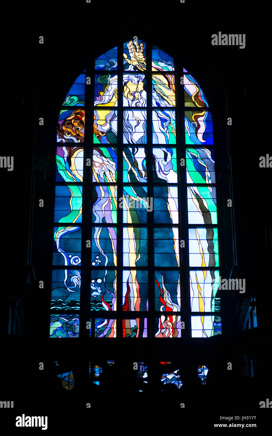 Eine moderne Glasfenster in der Kirche des Hl. Franziskus in Krakau. Stockfoto