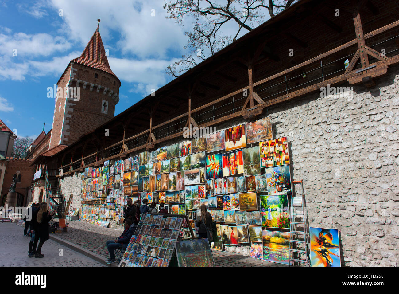 Künstler verkaufen ihre Arbeit innerhalb der Mauern der Krakauer Altstadt. Stockfoto