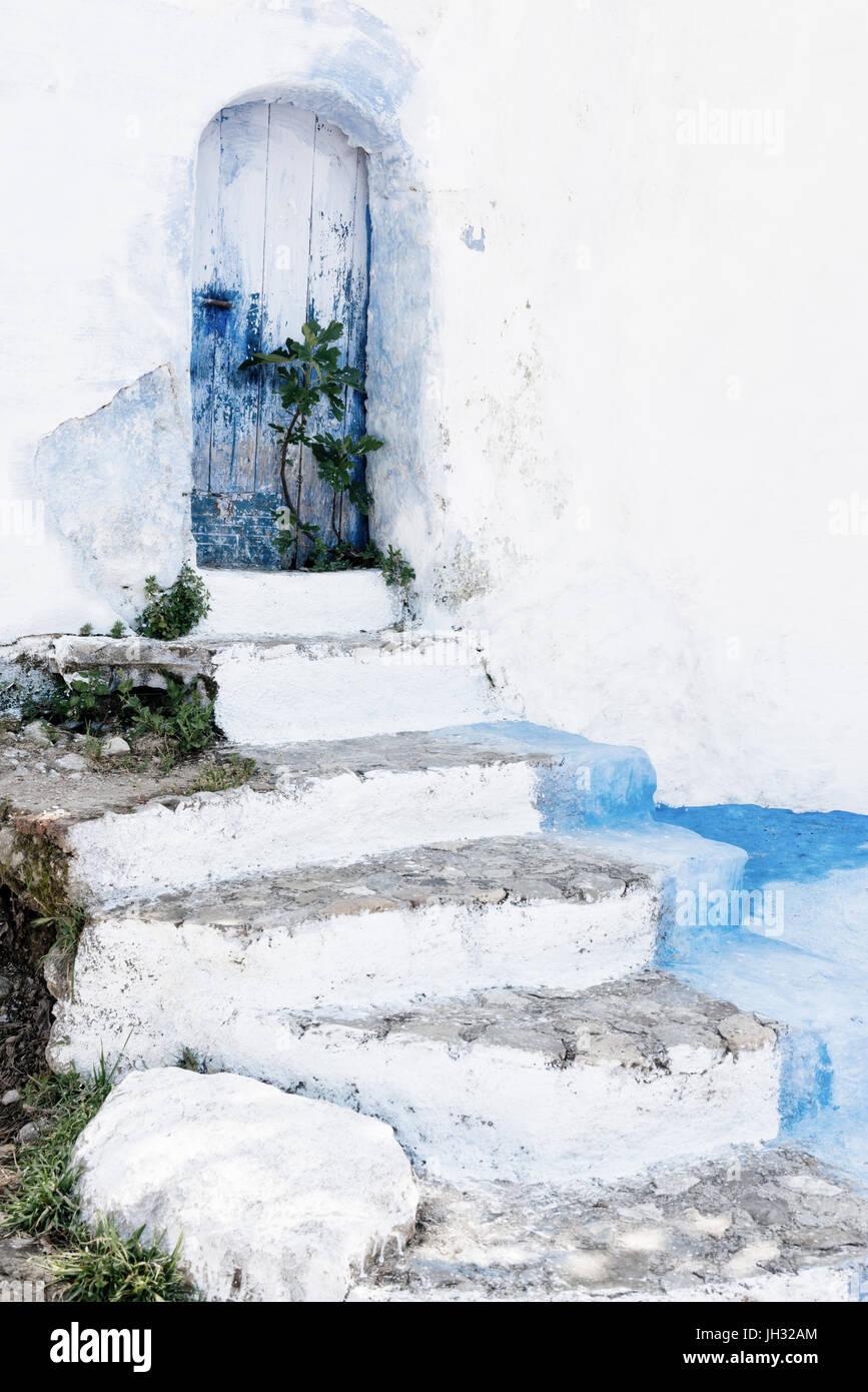 Stein-Treppe mit alten, hölzernen, blaue Tür in Chefchaouen, Marokko. Stockfoto