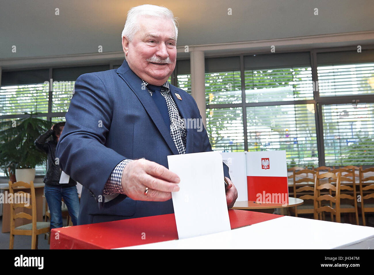 Ehemaliger Präsident von Polen Lech Walesa Abstimmung im Jahr 2015. Stockfoto