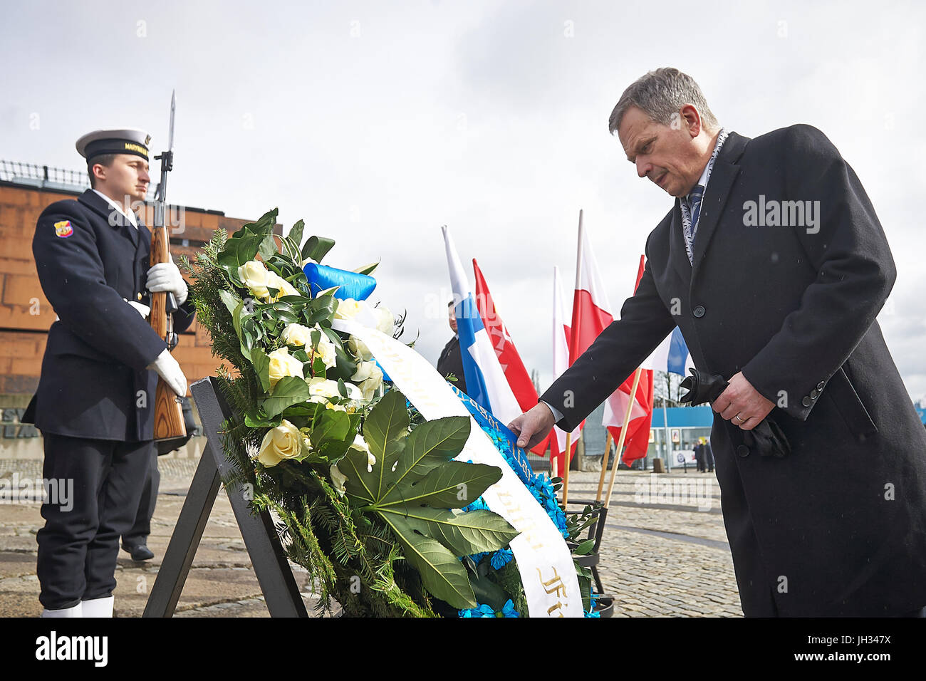 Präsident der Republik Finnland Sauli Niinistö legte Blumen unter dem 1970 gefallenen Werft Arbeiter Denkmal in Danzig, Polen, 1. April 2015. Stockfoto