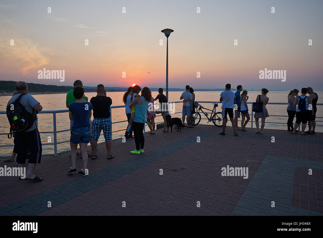 Sonnenuntergang von der Pier in Danzig Brzezno gesehen. Stockfoto