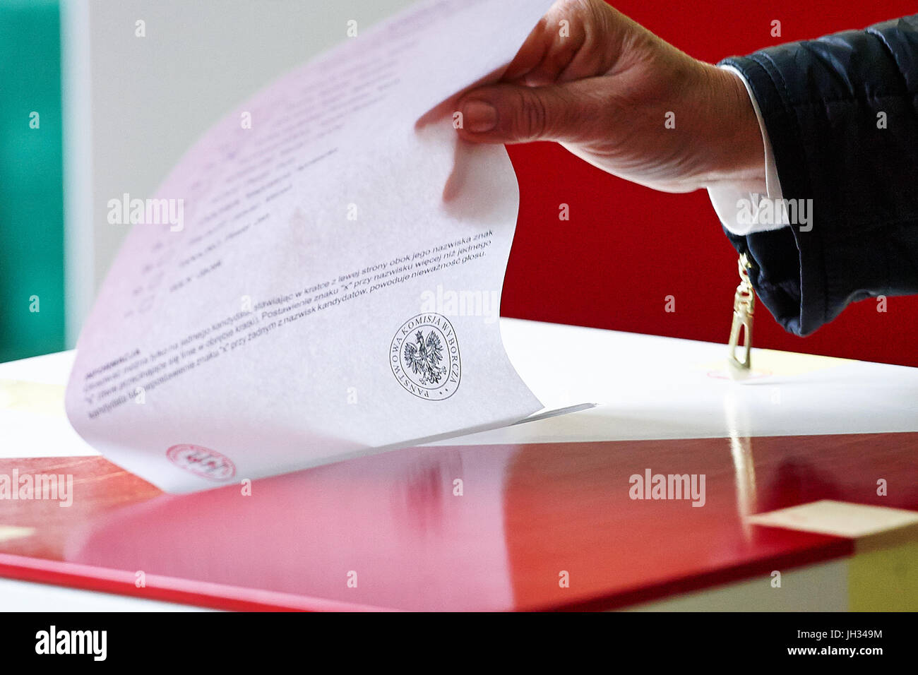 Wahlen in Polen, Stimme, Stimme, Stimmzettel, Wahllokal. Stockfoto