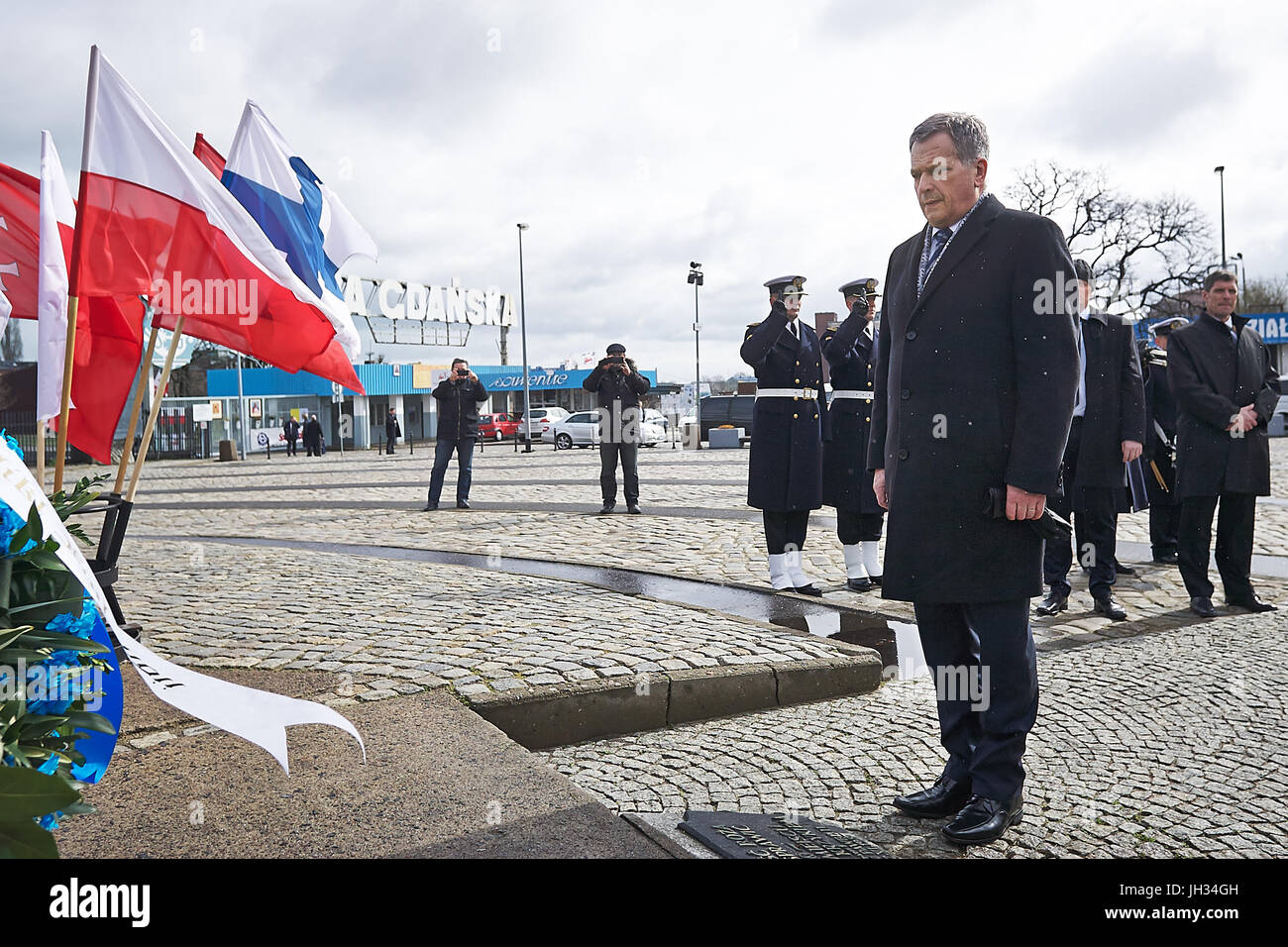 Präsident der Republik Finnland Sauli Niinistö legte Blumen unter dem 1970 gefallenen Werft Arbeiter Denkmal in Danzig, Polen, 1. April 2015. Stockfoto