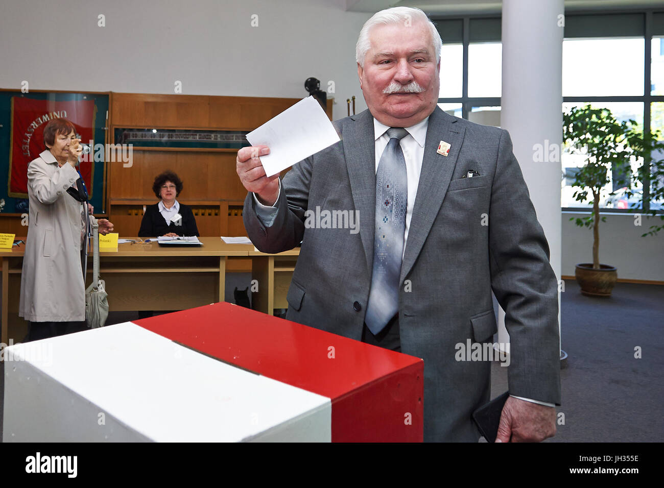 Ehemaliger Präsident von Polen Lech Walesa Abstimmung im Jahr 2015. Stockfoto