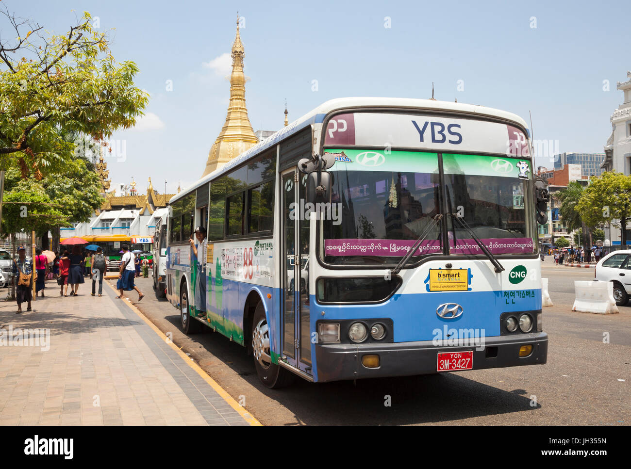 Moderne Busse von Yangon Bus Service (YBS) dienen der ehemaligen Hauptstadt Myanmars Yangon Stockfoto