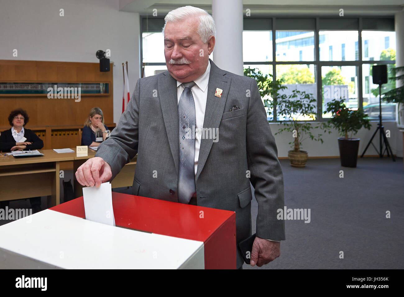 Ehemaliger Präsident von Polen Lech Walesa Abstimmung im Jahr 2015. Stockfoto