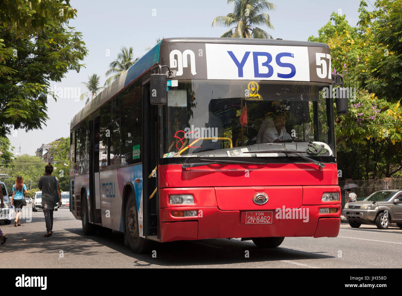 Moderne Busse von Yangon Bus Service (YBS) dienen der ehemaligen Hauptstadt Myanmars Yangon Stockfoto
