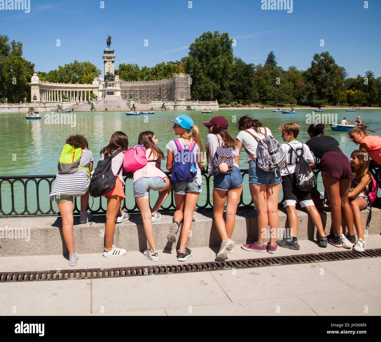 Gruppe von Schulkindern anzeigen das Denkmal für König Alfonso XII über den See zum Bootfahren in den Parque del Retiro-Madrid-Spanien Stockfoto