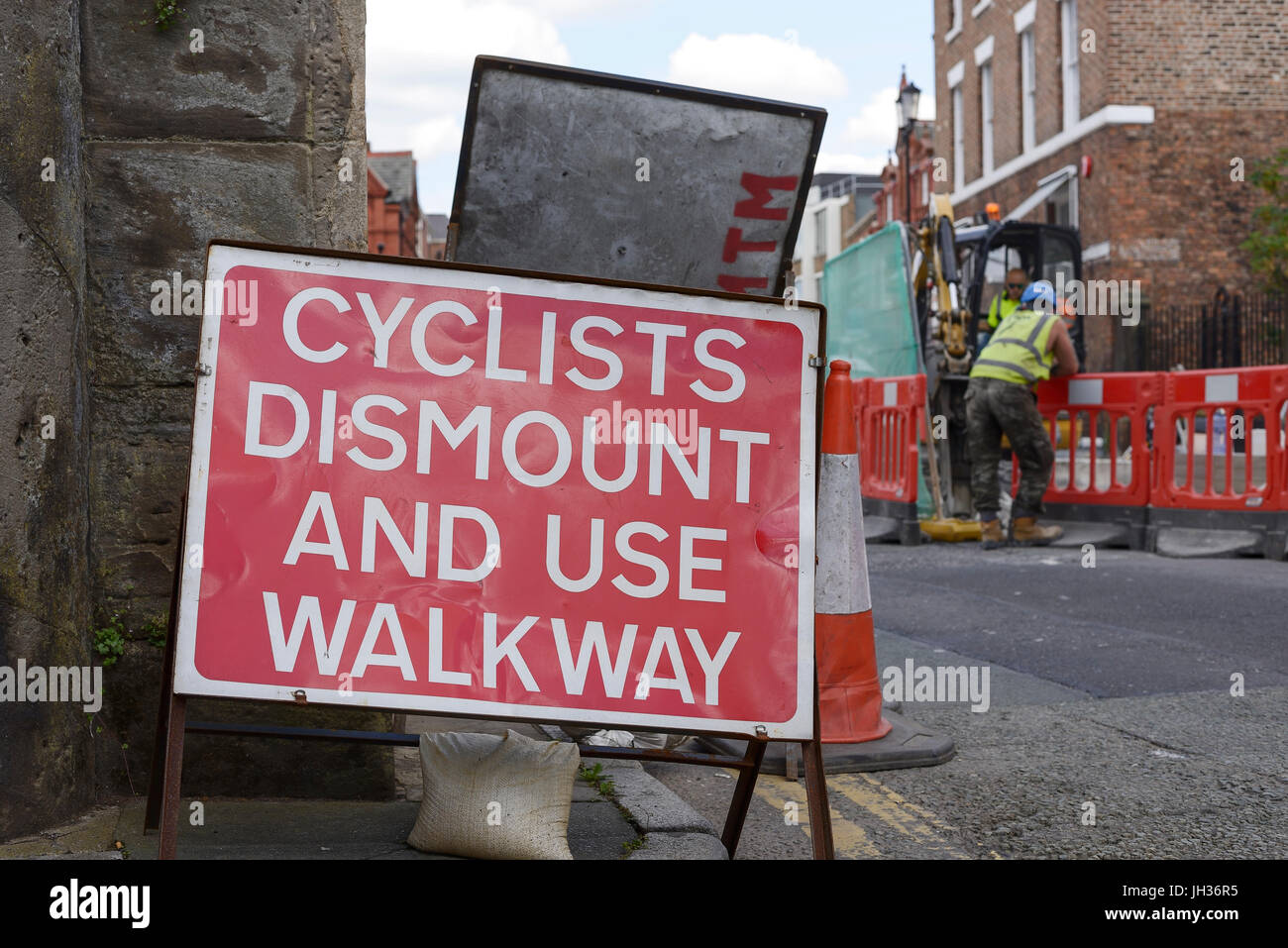 Radfahrer absteigen und Gehweg Zeichen in der Nähe von Baumaßnahmen in Chester UK Stockfoto