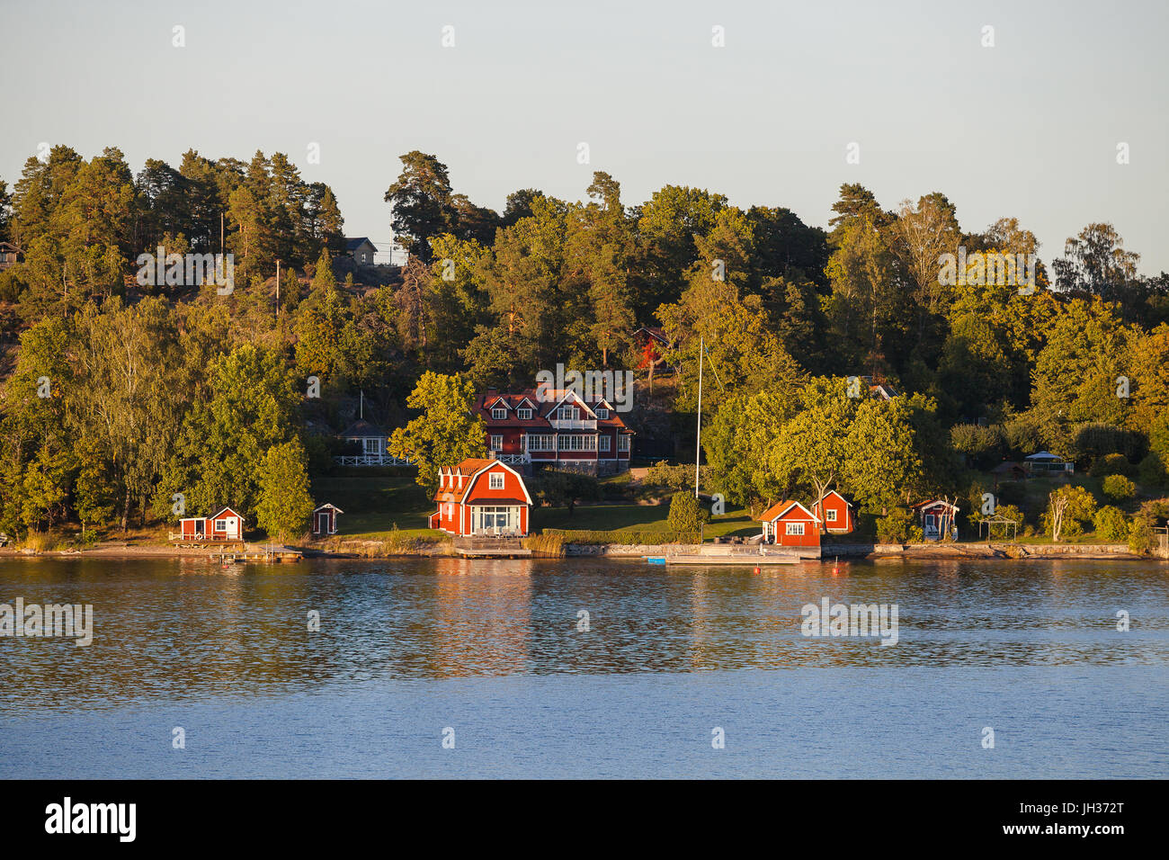 Blick auf Luxus-Ferienhäuser mit eigenem Strand am Stockholmer Schären, Schweden. Sommerzeit-Sonnenuntergang. Stockfoto