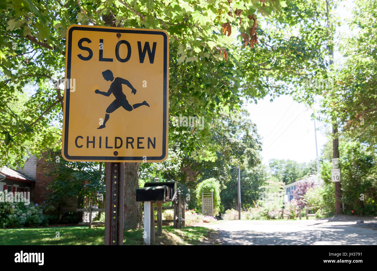 Langsame Kinder Warnschild drängen Autofahrer zu verlangsamen. Stockfoto