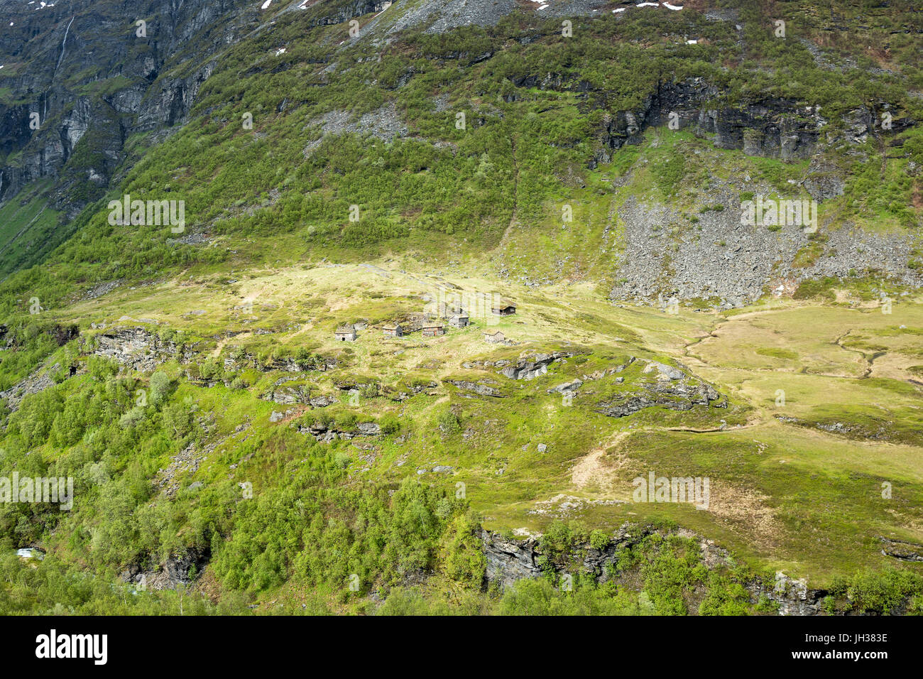 Chalets im norwegischen Fjord-Landschaft Stockfoto