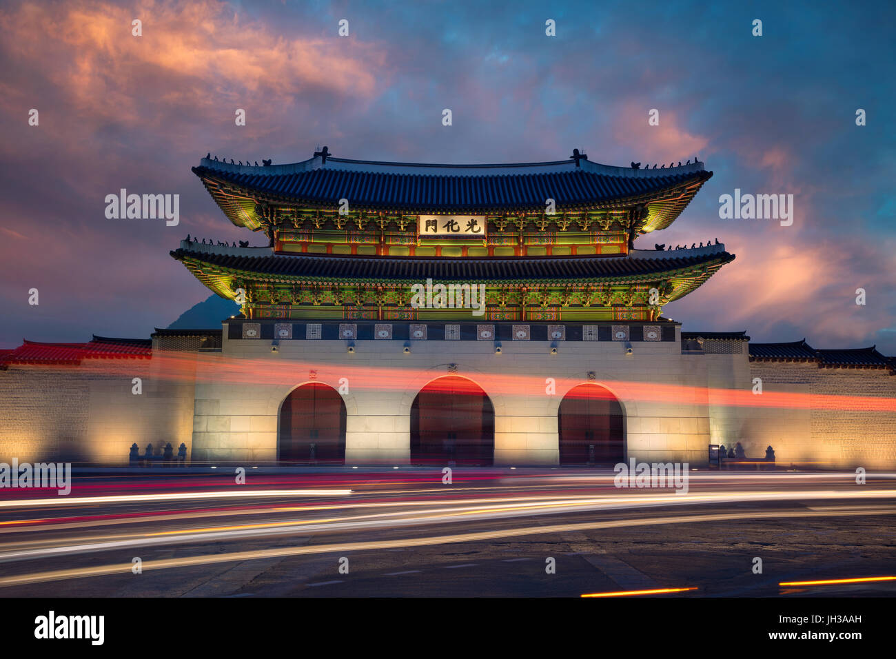 Seoul. Geyongbokgung Palast in Seoul, Südkorea bei Sonnenuntergang. Stockfoto