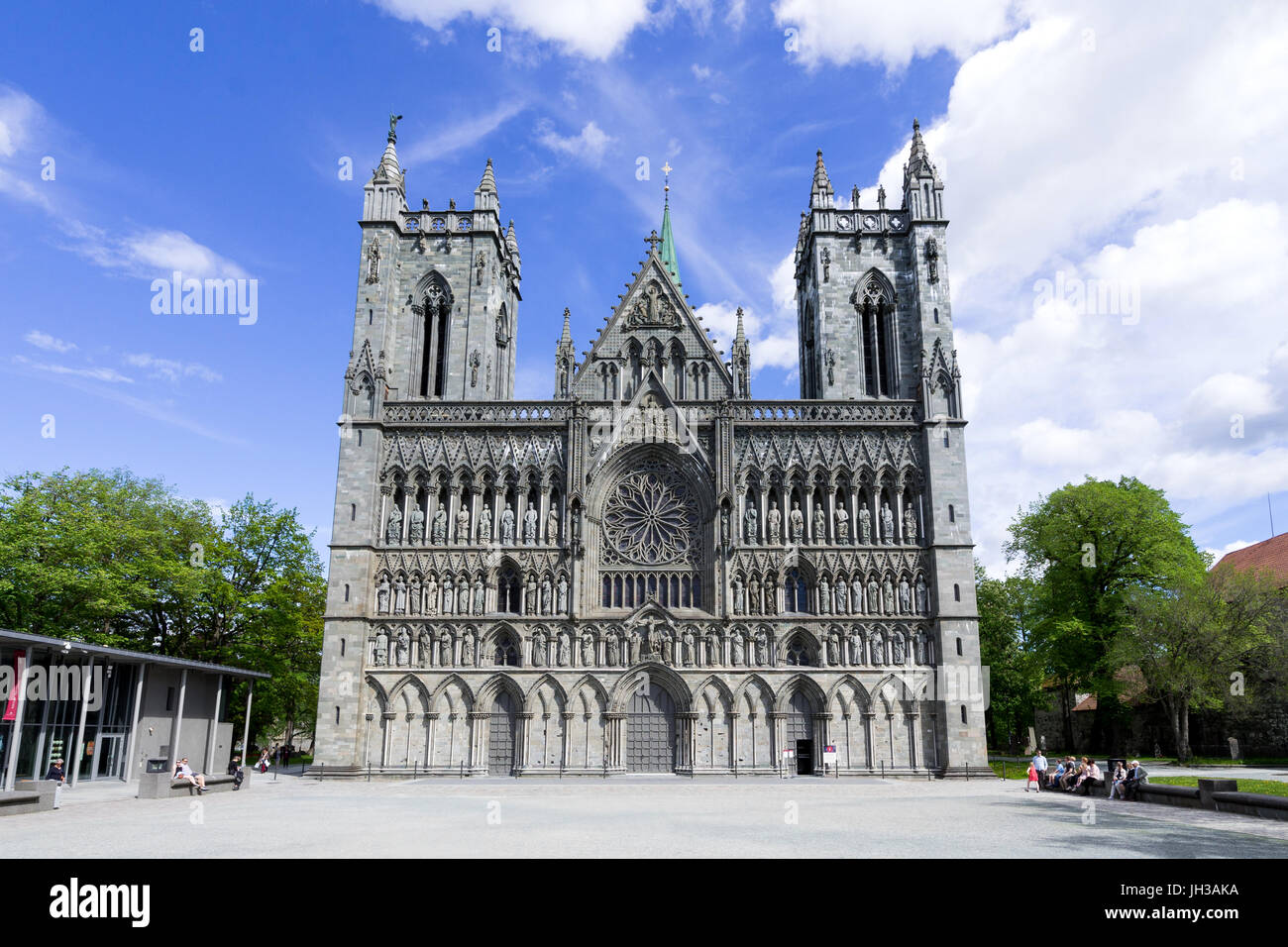 Westfassade der Nidarosdom in Trondheim, Norwegen. Es ist die nördlichste mittelalterliche Kathedrale in der Welt. Stockfoto