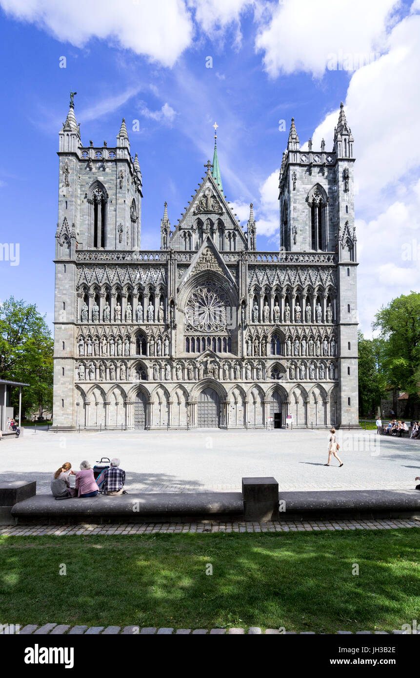 Westfassade der Nidarosdom in Trondheim, Norwegen. Es ist die nördlichste mittelalterliche Kathedrale in der Welt. Stockfoto