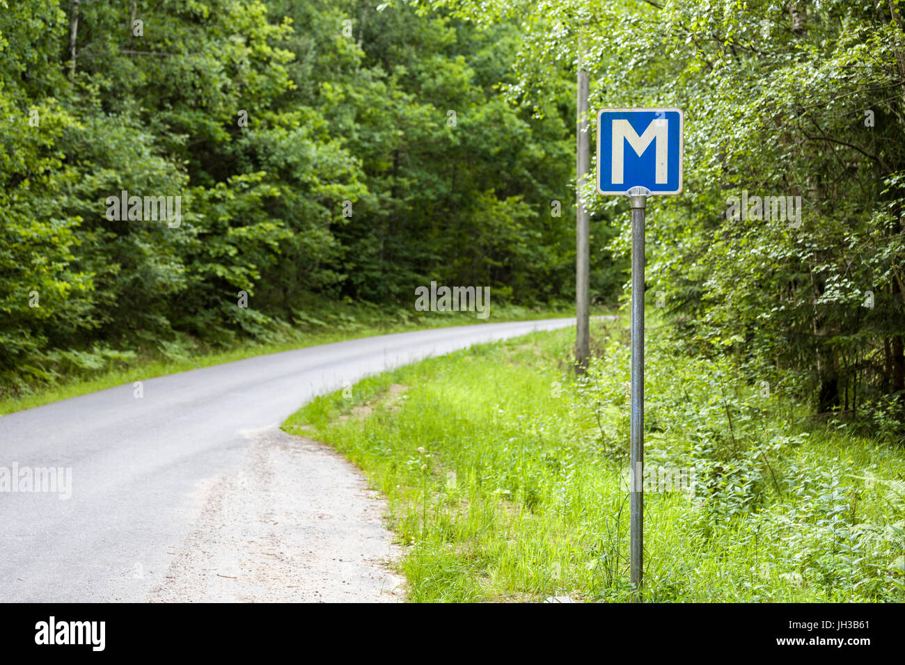Blaue und weiße Buchstaben M Zeichen Symbole, die auf schwedische Single Track Road in Schweden Model Release: Nein Property Release: Nein. Stockfoto