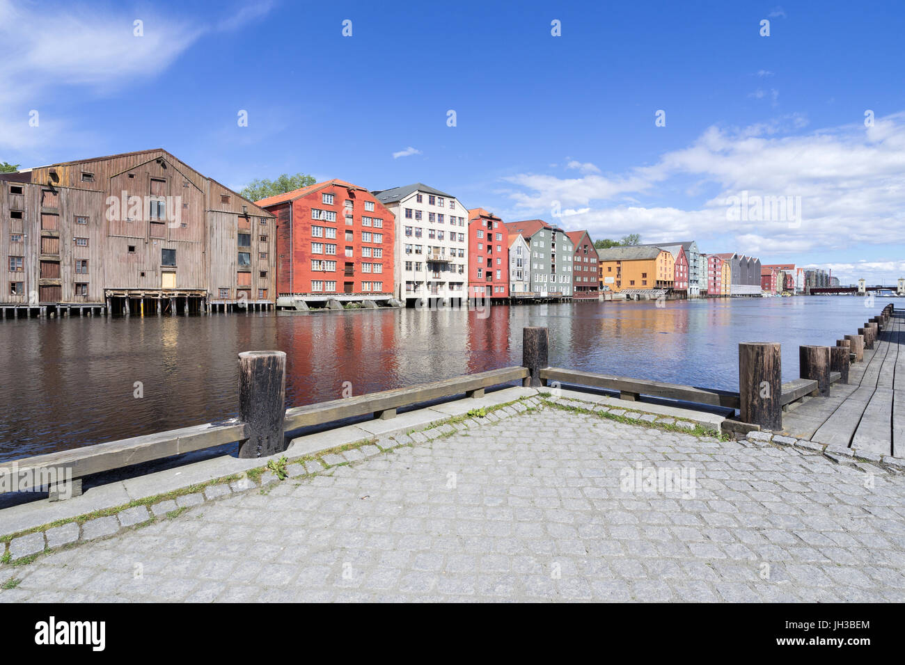 alten Lagerhäuser flankieren den Fluss Nidelva in Trondheim, Norwegen Stockfoto