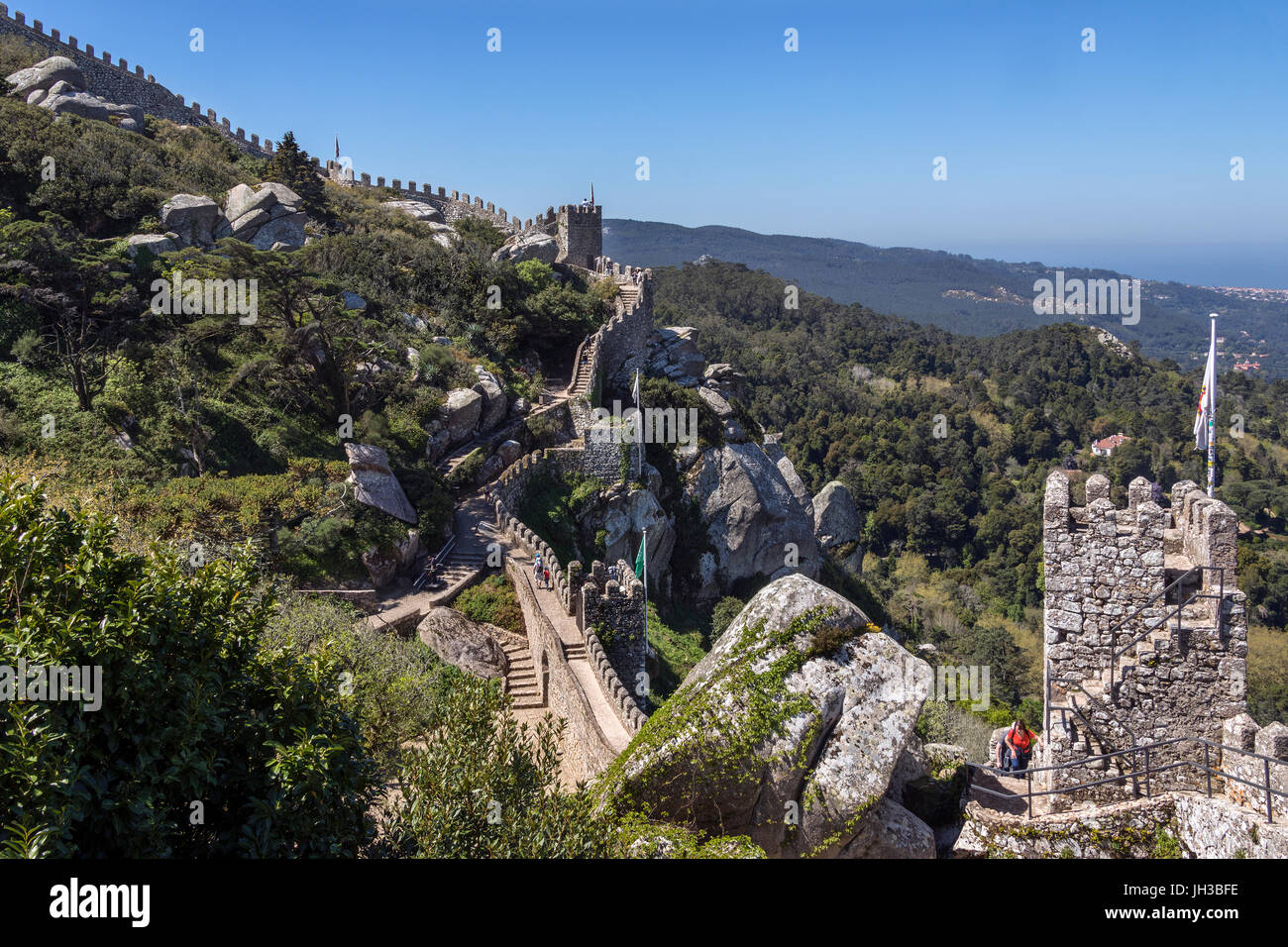 Touristen auf der Burg der Mauren in Sintra bei Lissabon in Portugal. Das Schloss stammt aus dem 10. Jahrhundert und ist jetzt ein populärer touristischer Bestimmungsort Stockfoto