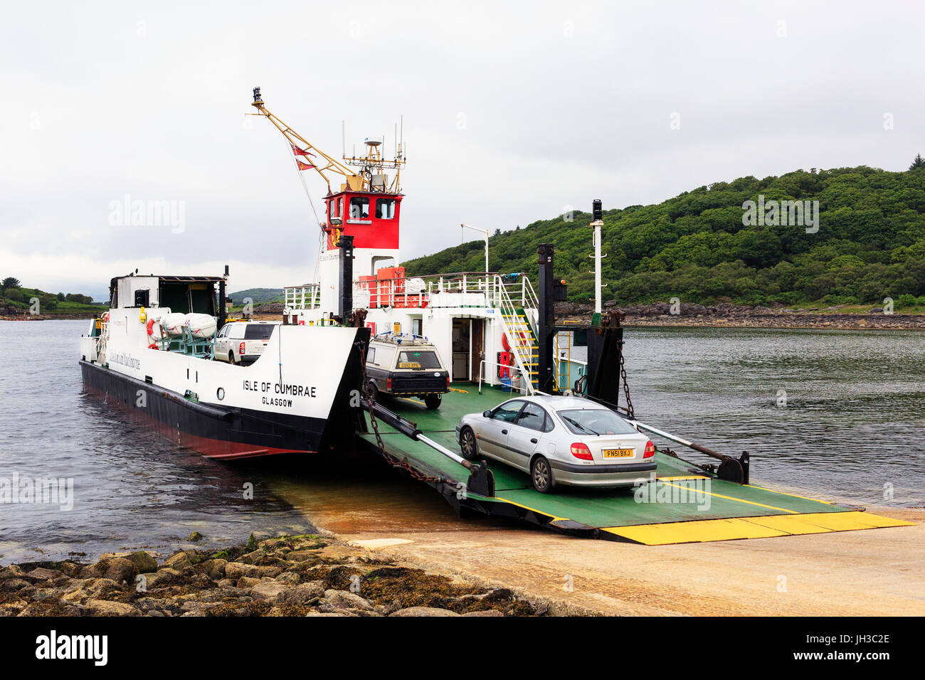 Fahrzeuge auf dem Caledonian MacBrayne Fähre 'Isle von Cumbrae' am Portavadie Slipanlage, an der Kreuzung Tarbert, Loch Fyne, Schottland Stockfoto